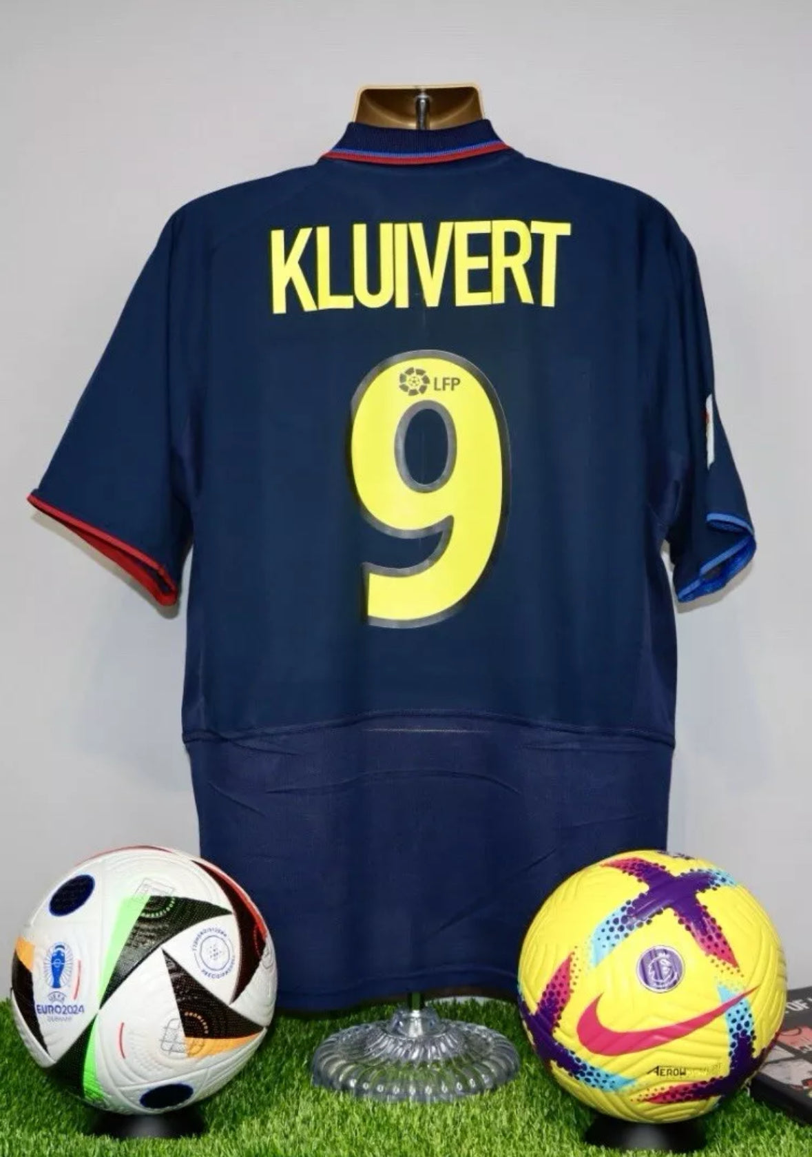 KLUIVERT 9 Barcelona 2002/03 Away Shirt