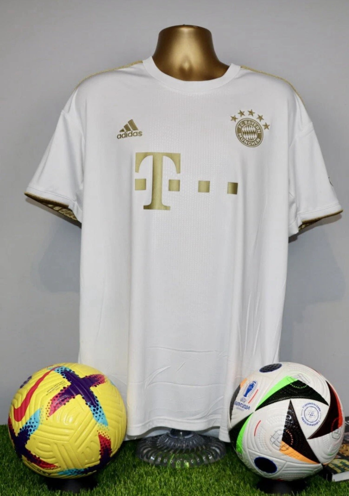 MÜLLER 25 Bayern Munich 2022/23 Away Shirt